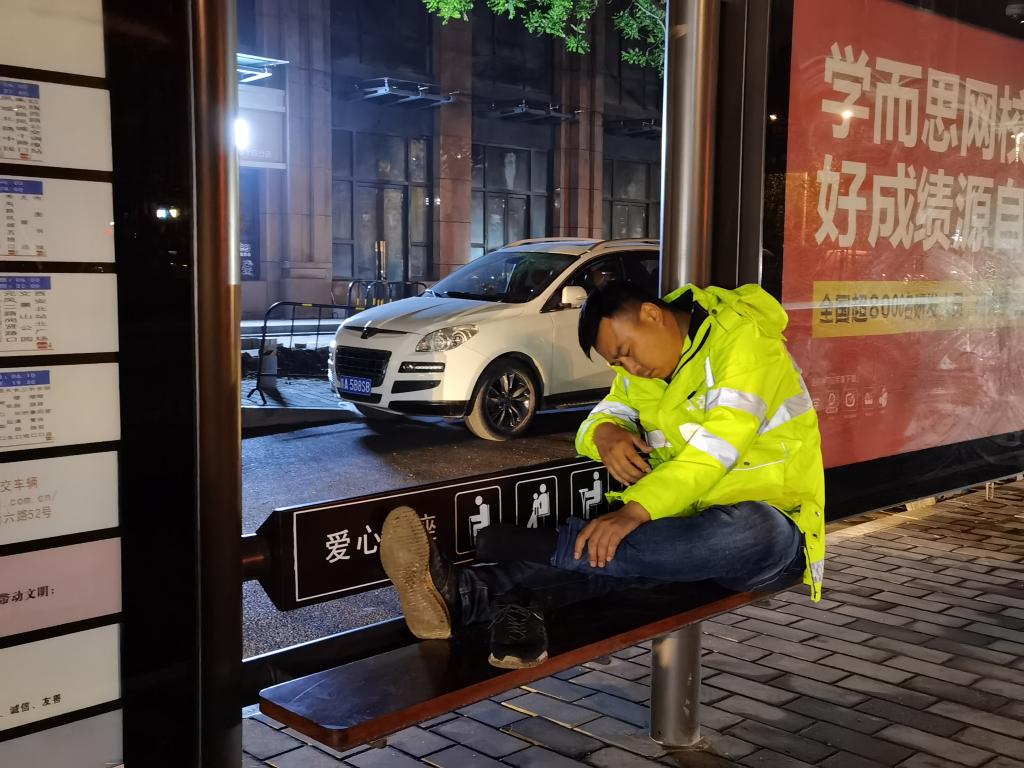 太累了在公交车站睡着了